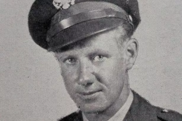 Retrato histórico del teniente estadounidense Lester Leo Lowry, desaparecido en 1944 durante la Segunda Guerra Mundial.