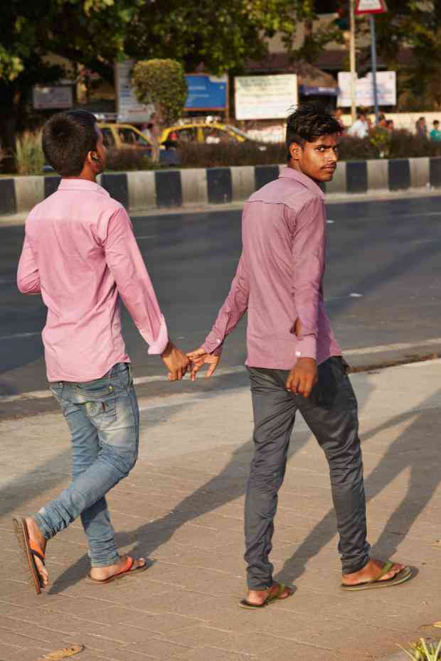 Tomarse de la mano entre hombres en la India: un gesto de amistad, confianza y cercanía