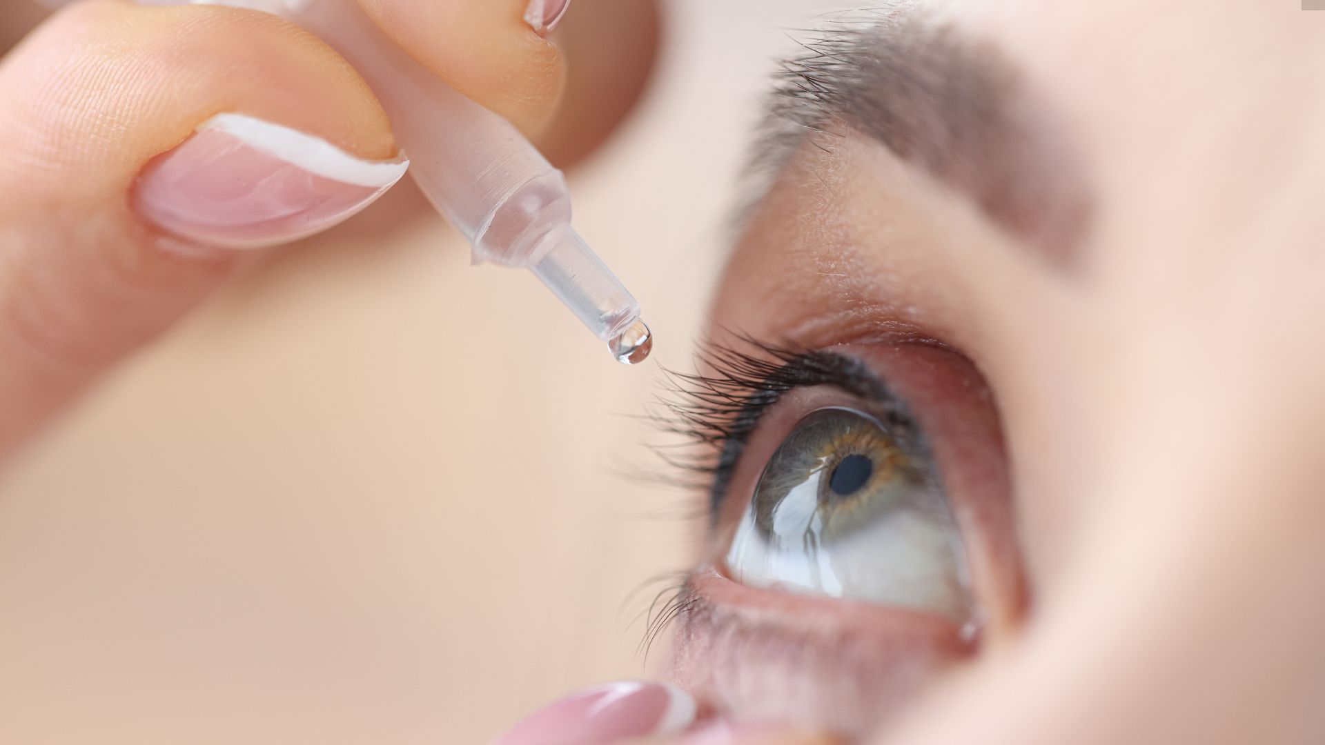 Alquimia Moderna: Cómo la Ciencia Está Usando Nanopartículas de Oro para Devolver la Luz a los Ojos Ciegos