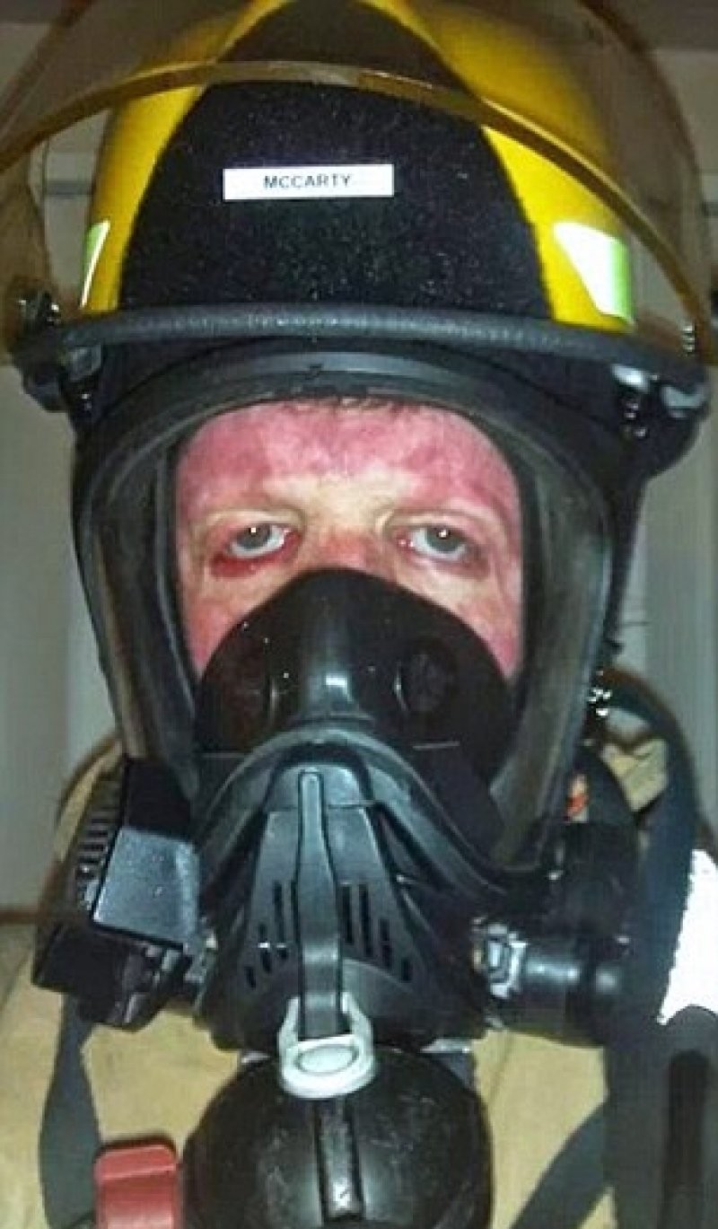 Tras quemarse el 70% de su cuerpo con seis años, Terry McCarty se convierte en bombero para vencer su miedo al fuego