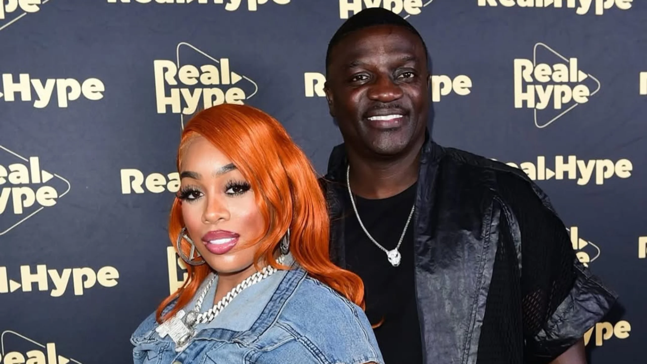 La esposa de Akon, Tomeka Thiam, solicitó el divorcio poco antes de su aniversario número 29, reclamando una compensación de 100 millones de dólares.