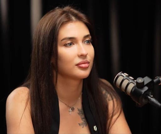 Mujer rusa dice que cambió el color de sus ojos para que su bebé naciera con ese color