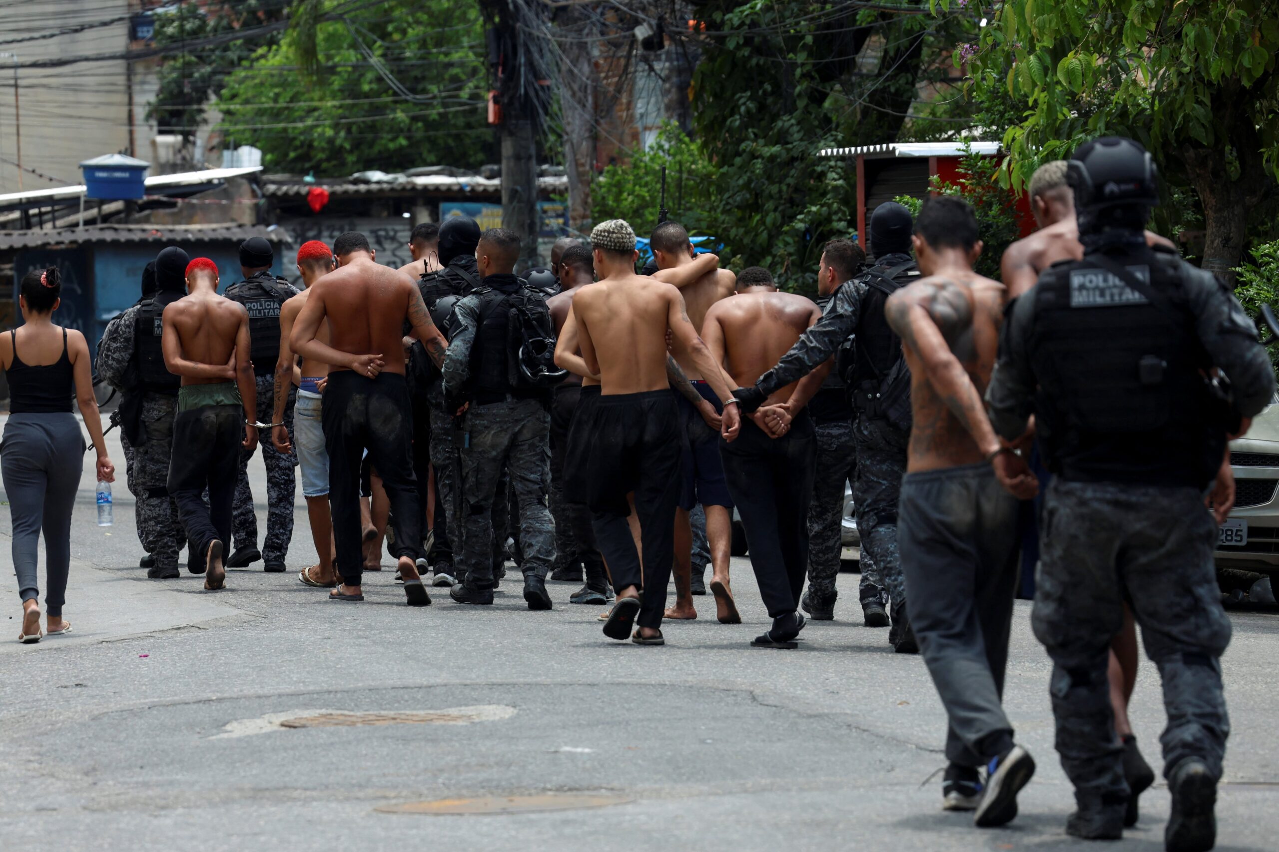 Agentes de la policía militar escoltan a sospechosos detenidos durante la megaoperación en las favelas de Río de Janeiro.
Foto: Santa Fe Noticias / Informar