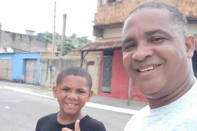 Samuel Peçanha aparece junto a su hijo Michel, de 14 años, en una fotografía compartida por la familia antes de la tragedia.
(Crédito: Archivo personal / Correio Braziliense)