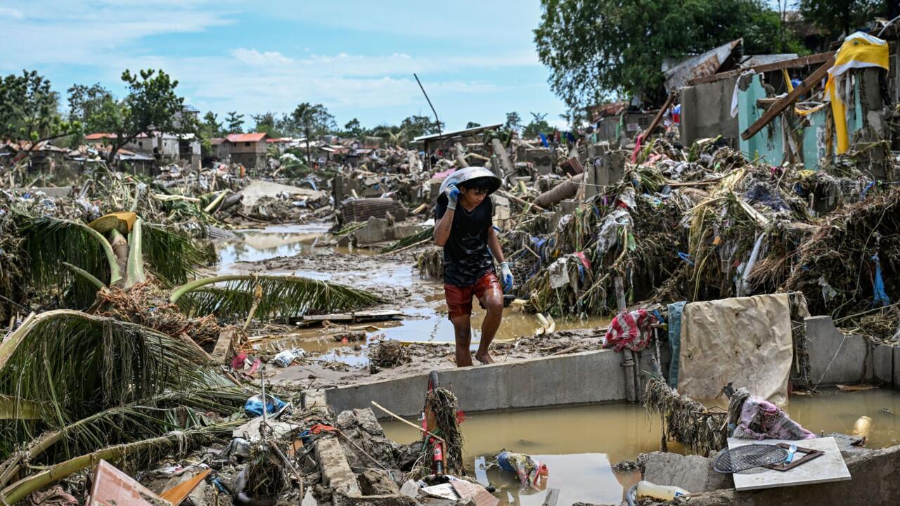 Un residente camina entre los escombros y el lodo en la provincia de Cebu, Filipinas, tras el paso del tifón Kalmaegi, que dejó más de 140 muertos y miles de desplazados.
Crédito: France 24 / AFP