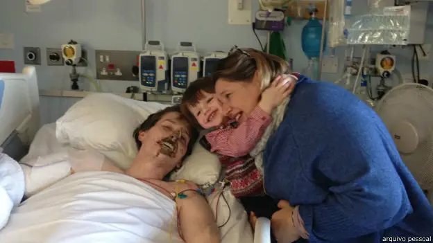 Alex Lewis en el hospital junto a su familia tras sufrir una infección bacteriana que provocó amputaciones