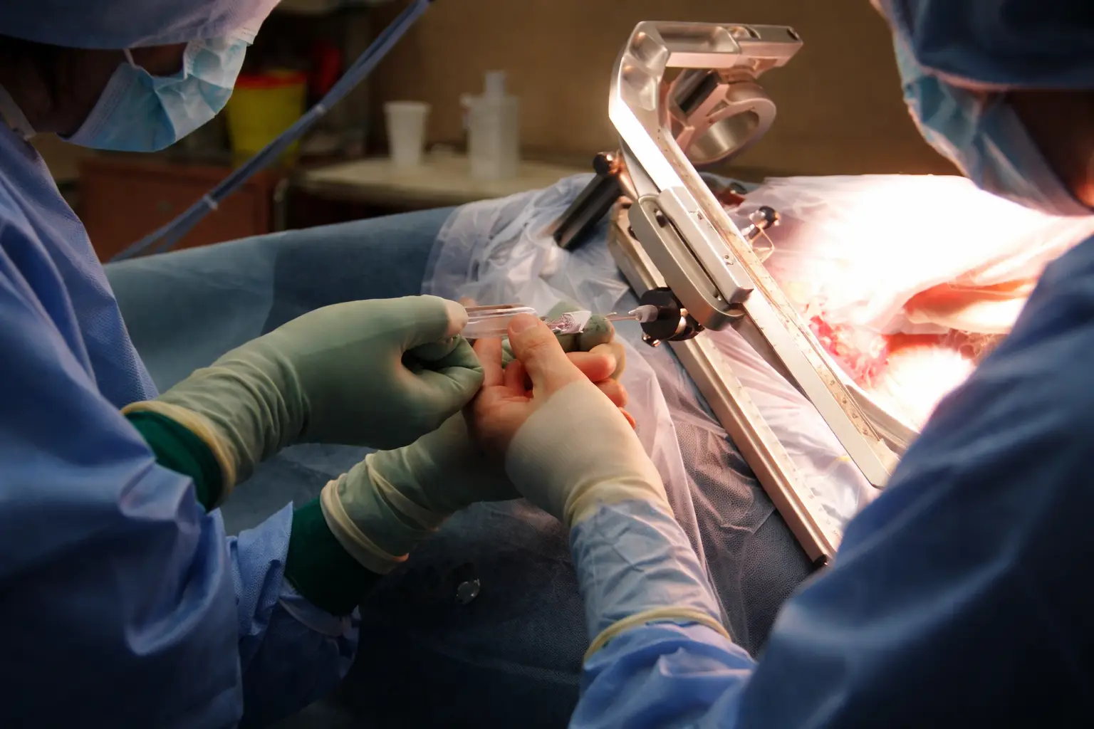 Médicos realizando una biopsia de próstata con instrumentos médicos en un entorno hospitalario